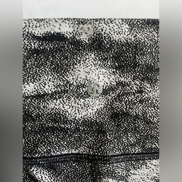 Lululemon Wunder Under Crop - Size 6 Black White - Picture 6 of 7